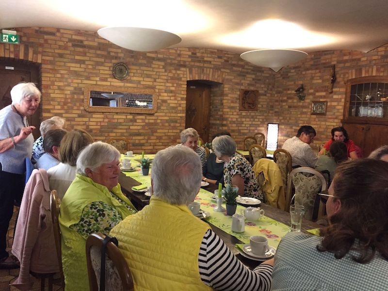 Frauen treffen sich zum Kaffeeklatsch