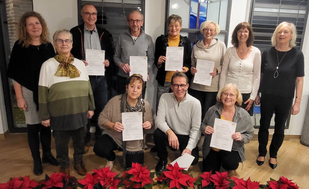 Hospizbegleiterinnen und -begleiter erhalten ihr Zertifikat vom Ambulanten Hospizdienst Camino