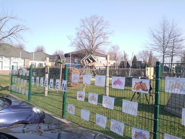 Kindergartenkinder reden über den Frieden