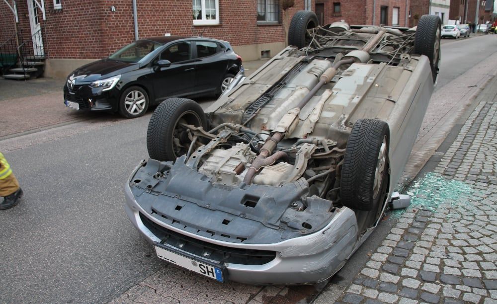 Pkw landet nach Unfall auf Dach