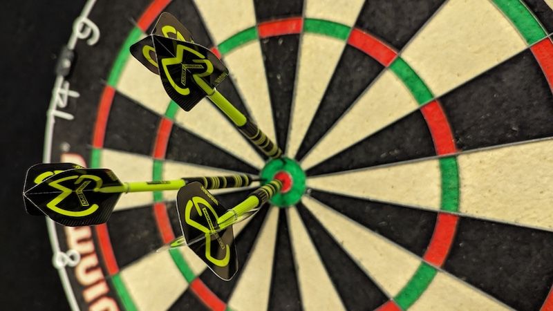 Fliegende Pfeile zwischen den Tagen in Saeffelen