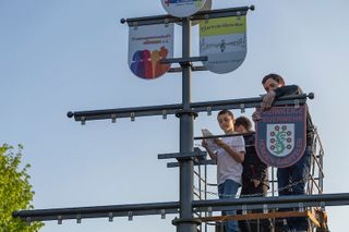 Bilder vom Anbringen der Vereinstafeln am Vereinsbaum in Höngen