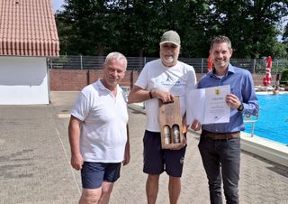 Bürgermeister Willems ehrt Jürgen Backhaus für 25 Jahre ehrenamtliche Tätigkeit im Freibad Gangelt