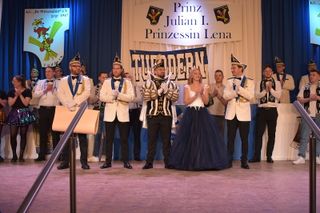 Witsemänn proklamierten Prinz Julian I. und Prinzessin Lena