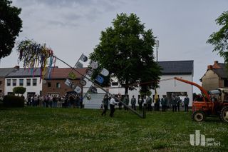 Maibaumaufstellen und Einweihungsfeier des Bürgerheims