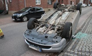 Pkw landet nach Unfall auf Dach