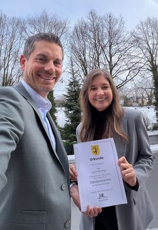 Bürgermeister Guido Willems ernennt Laura Memenga zur Standesbeamtin