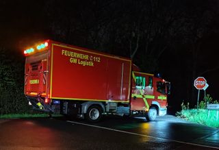 Feuerwehr hilft gestrandeter Frau mit Rollstuhl