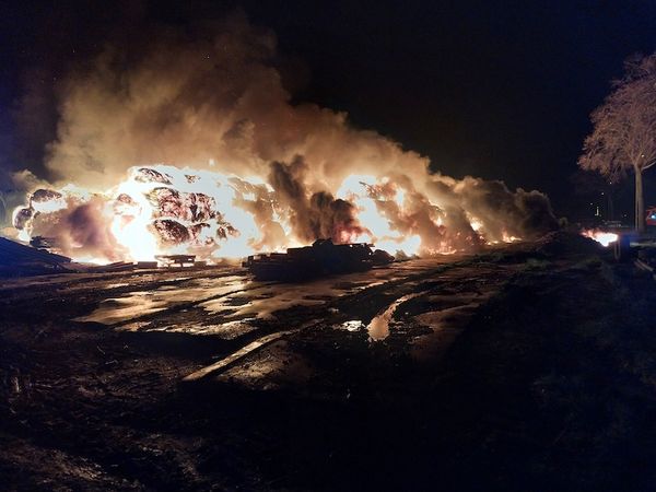 brennende Strohmiete in der Silvesternacht