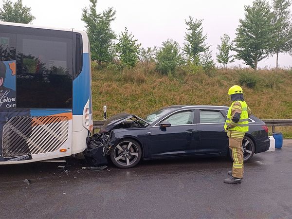 Zwei Verletzte bei Verkehrsunfall mit Bus