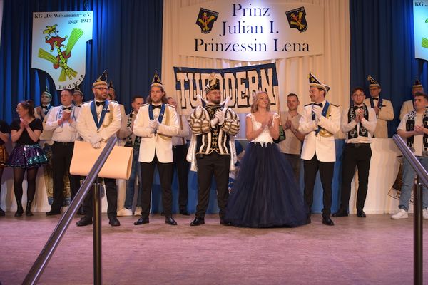 Witsemänn proklamierten Prinz Julian I. und Prinzessin Lena