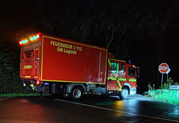Feuerwehr hilft gestrandeter Frau mit Rollstuhl