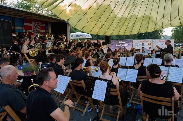 Gelungenes gemeinsames Konzert unterm Fallschirm