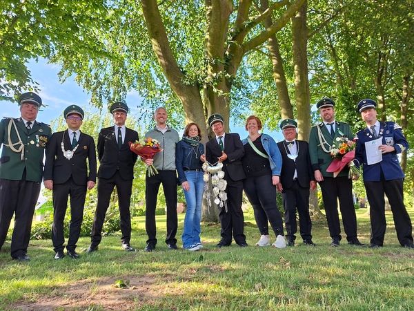 Vogelschuss an Fronleichnam in Kreuzrath: Katja Schmölders erringt die Königswürde