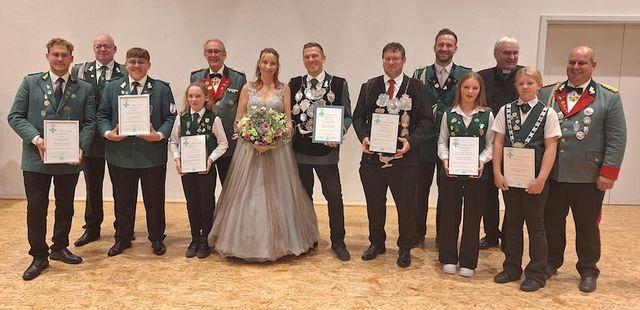 Schützen ehren in Saeffelen den Dekanatskönig und weitere Repräsentanten