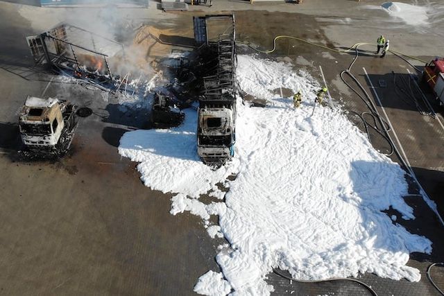 Eine verletzte Person bei Großbrand in Spedition
