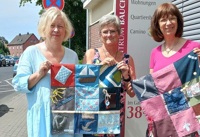 Frauengemeinschaft Gillrath spendet selbst genähte Fühldecken an den Ambulanten Hospizdienst Camino e.V.