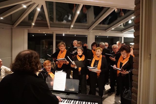 Pfarrcäcilienchor Höngen on Tour bei Fam. Vossen in Höngen