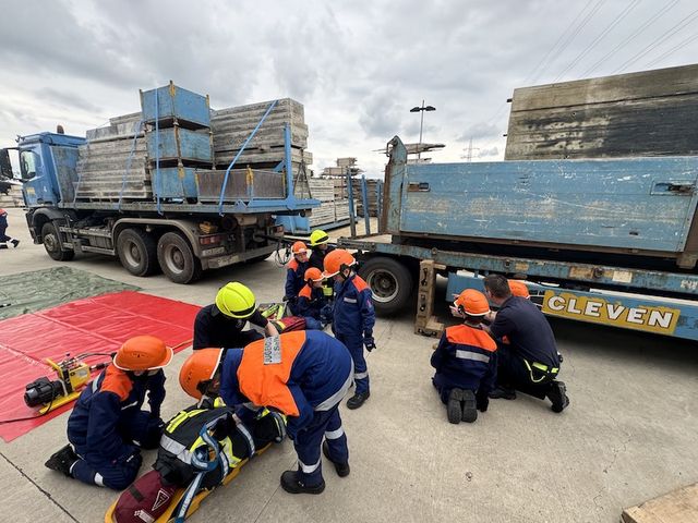Jugendfeuerwehr Selfkant für 24 Stunden Berufsfeuerwehr