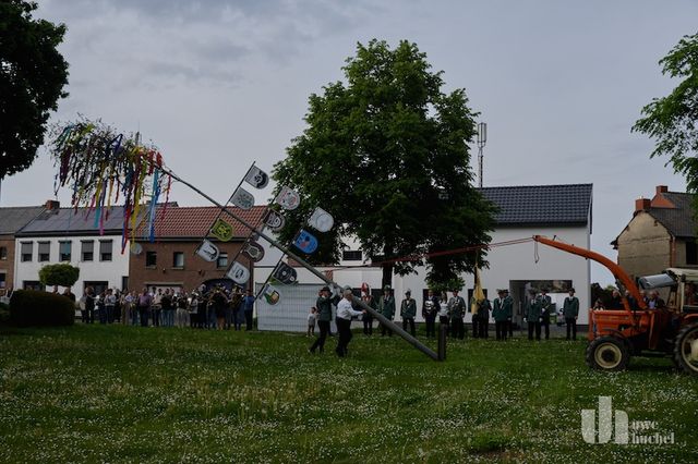 Maibaumaufstellen und Einweihungsfeier des Bürgerheims