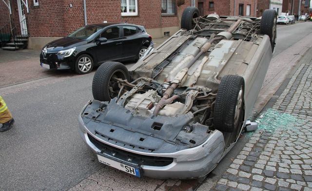 Pkw landet nach Unfall auf Dach