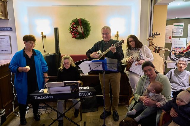 Jung und Alt singen zum Advent