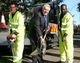 Neighbourhood-teams Craig Proudman, County Councillor Mike Maryon and Mart Issah