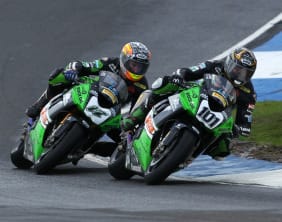 Gary Mason comes under pressure from Simon Andrews