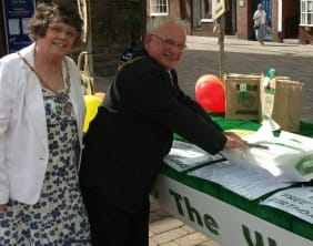 Mayor Cllr Brian Bacon and Mayoress Cllr Norma Bacon cut the cake