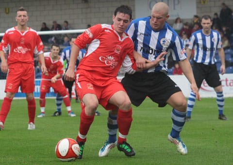 danny-smith-shields-the-ball