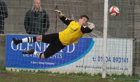 keeper-fails-to-stop-the-own-goal-2-1