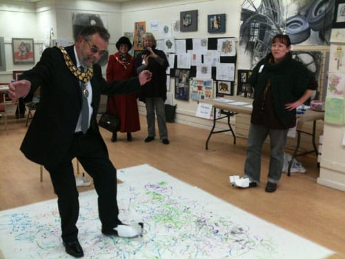 Chairman-drawing-to-music