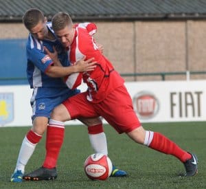 Lee Butler tries to outmuscle his man. Pic: Dave Birt