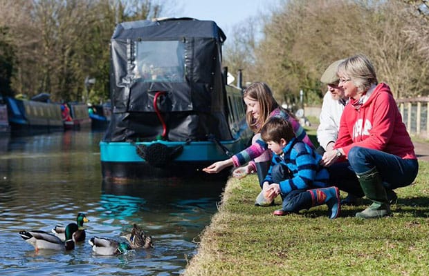 A family feeding the ducks