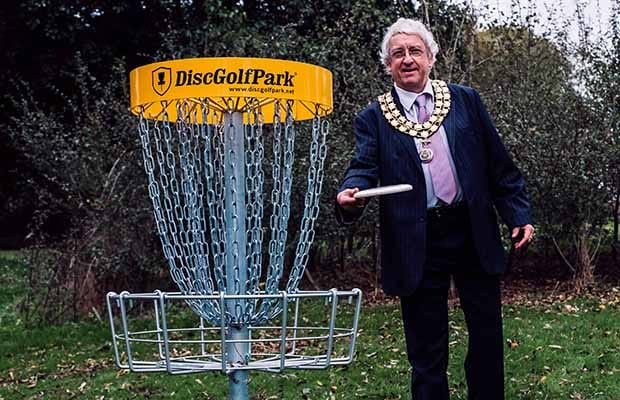 Cllr Mark Warfield trying out disc golf