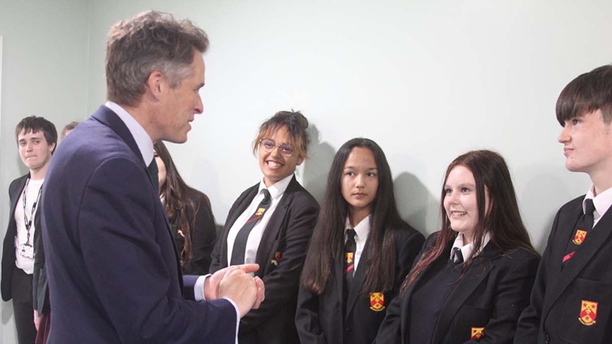 Gavin Williamson talking to students at Nether Stowe School