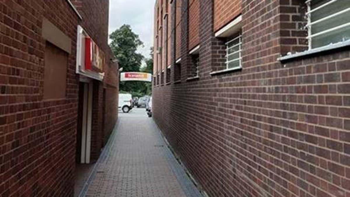 The alleyway between Market Street and the Bird Street car park