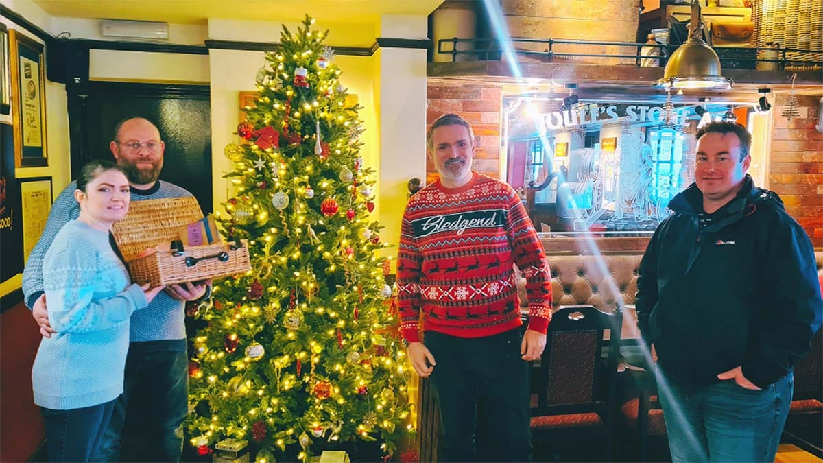 Dee Proctor and Kerrie Proctor from the Miners’ Rest with Cllr Darren Ennis and Cllr Iain Eadie