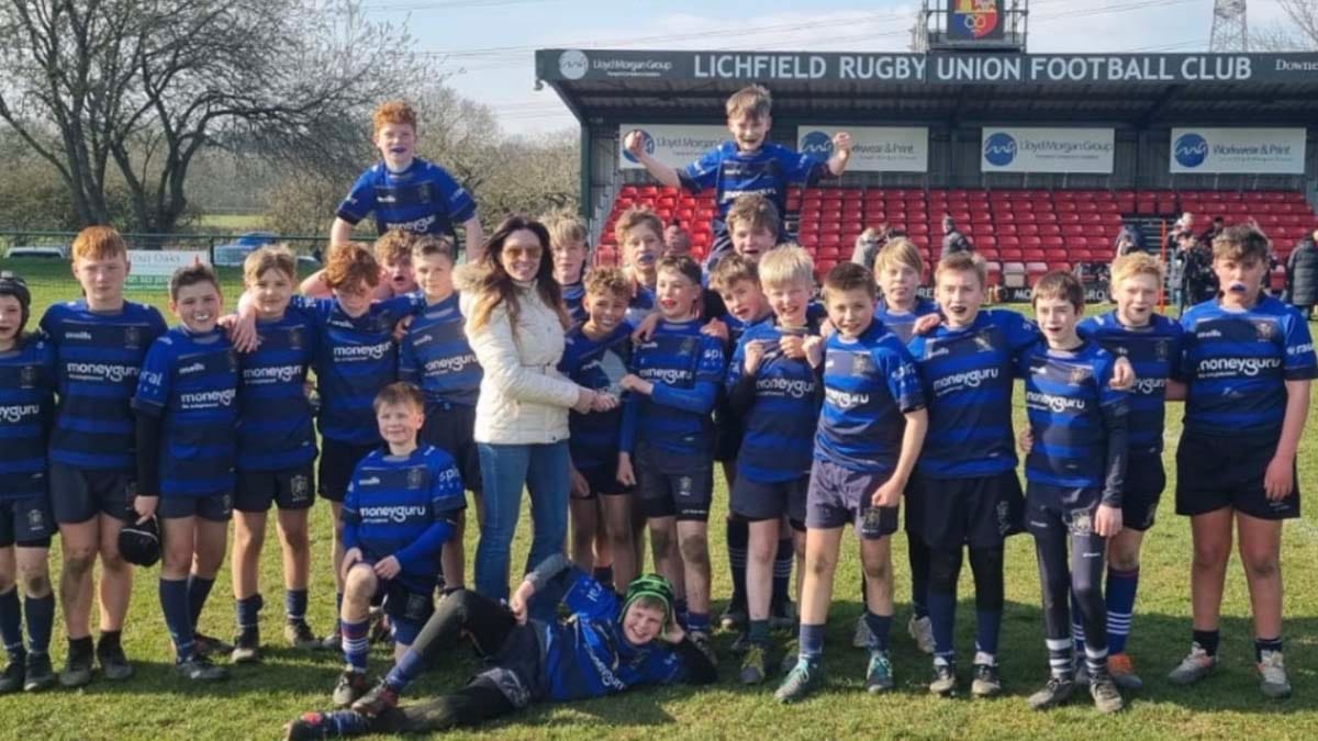 Alex Vind, from sponsors Chapter House Wealth Management presenting the trophy to winners Macclesfield