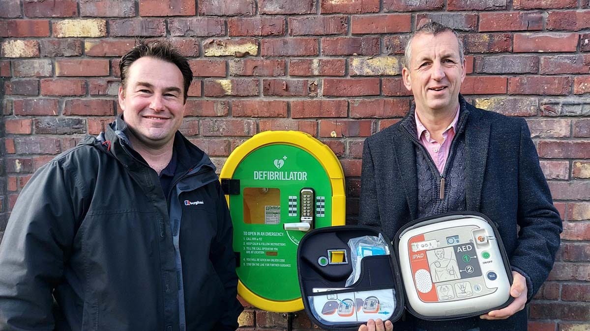 Cllr Iain Eadie and Cllr Jamie Checkland with the new defibrillator