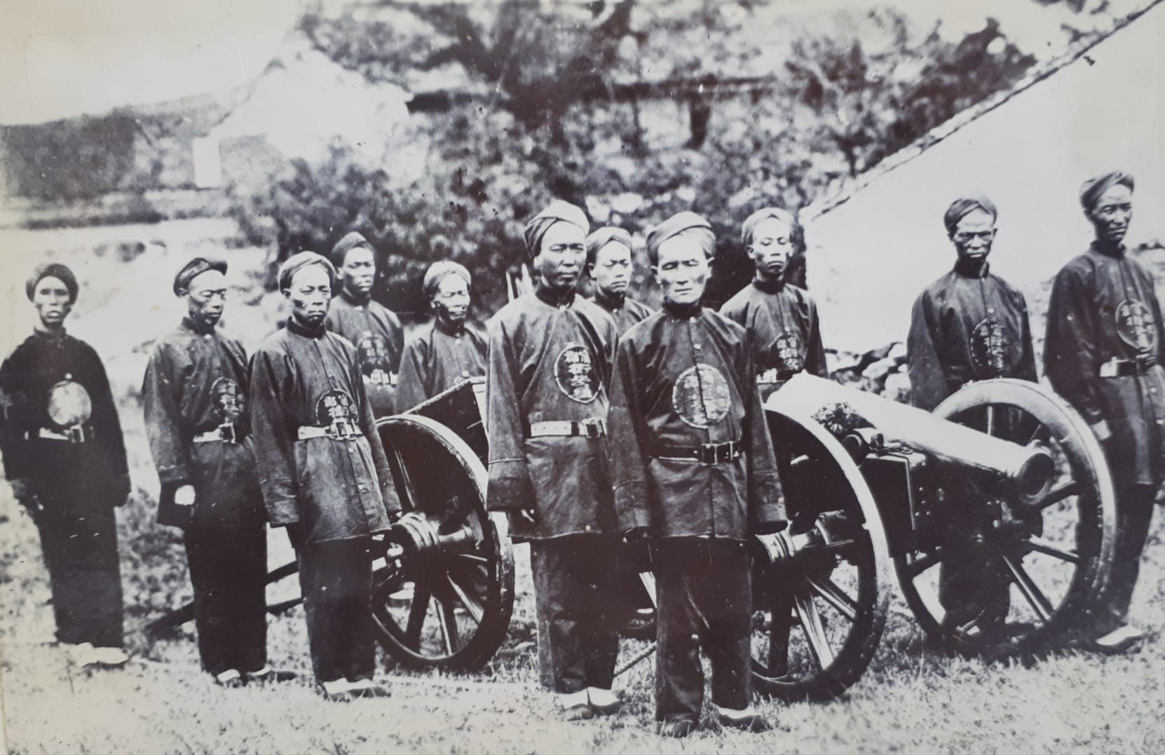 Chinese soldiers with field guns