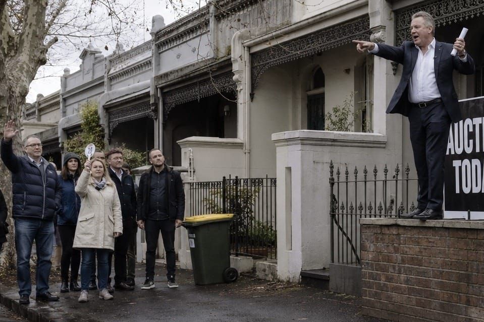Melbourne house prices fall $33,381 in the steepest quarterly drop since 2022