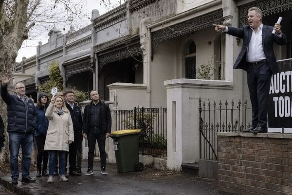 Melbourne house prices fall $33,381 in the steepest quarterly drop since 2022