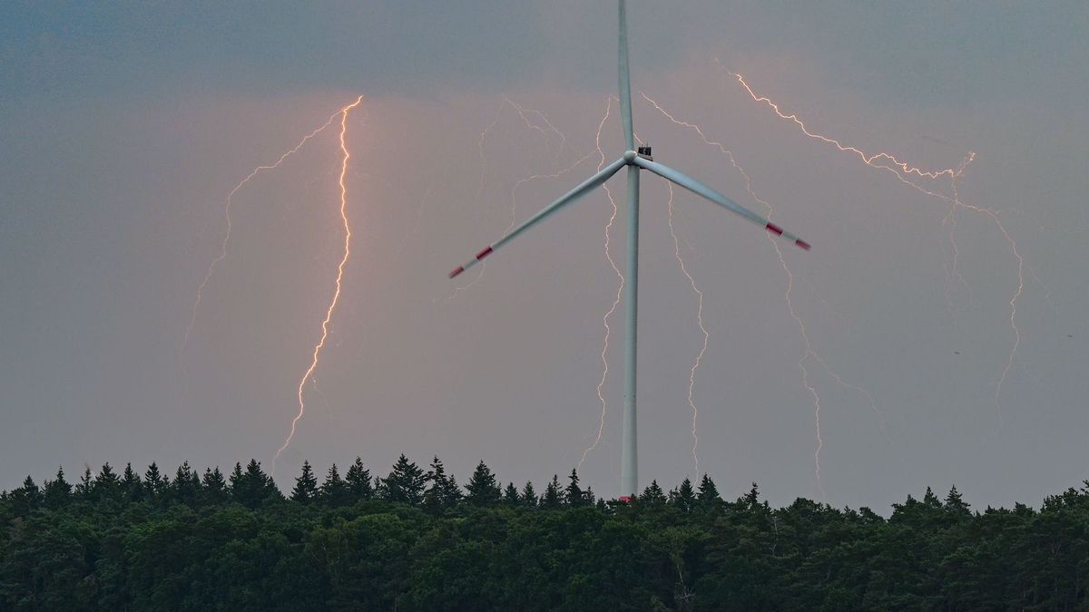 Severe thunderstorms threaten after hot days