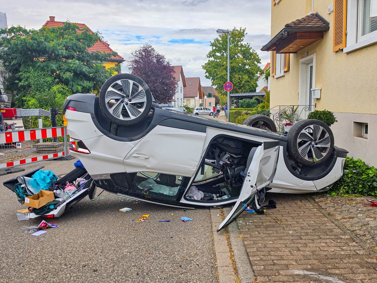 Offenburg-Bohlsbach: Seat crashes into house wall and overturns