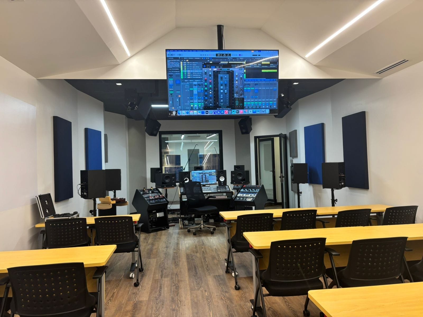 Clase de edición de sonido dentro de la carrera de Producción de Audio y Artes Musicales - UPANA - Guatemala Hoy