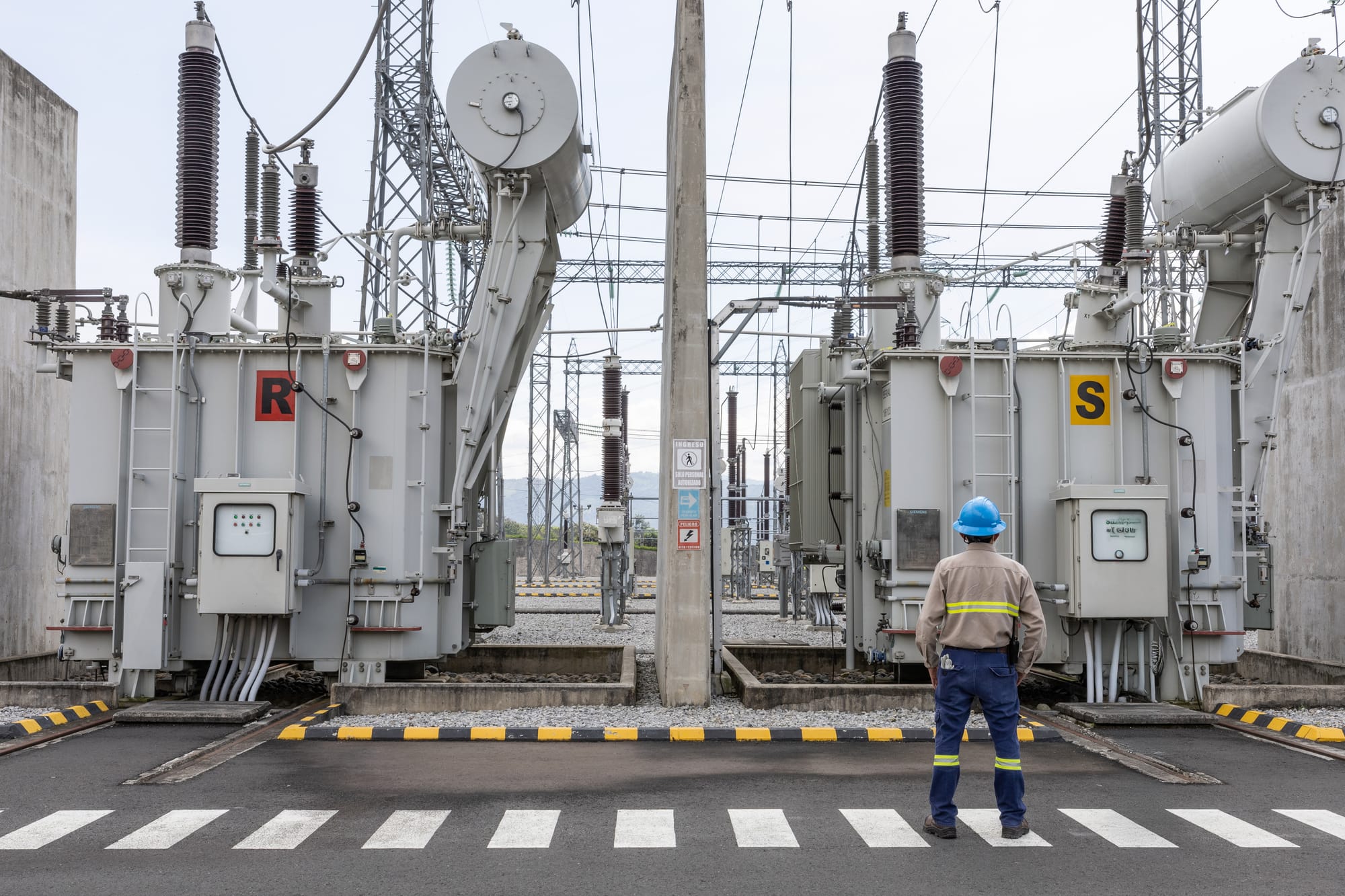 Técnico inspeccionando subestación eléctrica de Trecsa en Guatemala