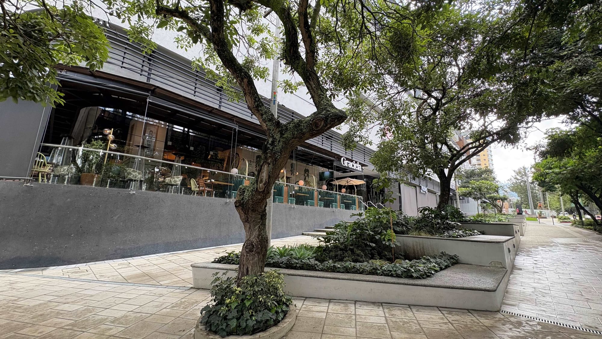Centro comercial Vidēre rodeado de árboles y áreas verdes en Ciudad de Guatemala