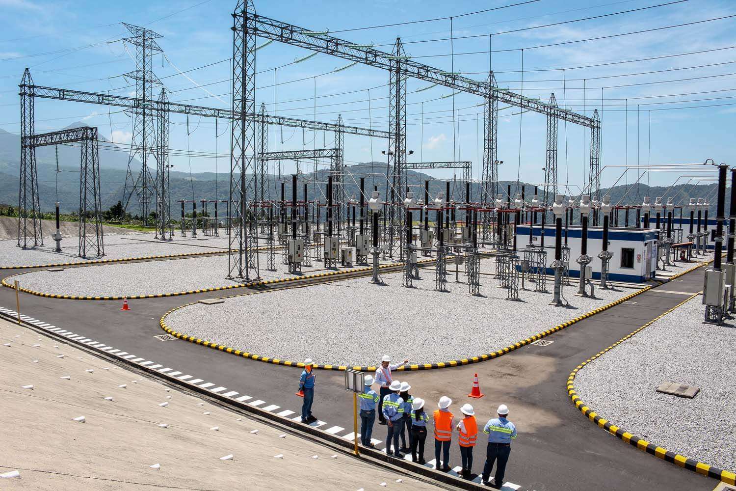 Técnicos en subestación eléctrica de Trecsa