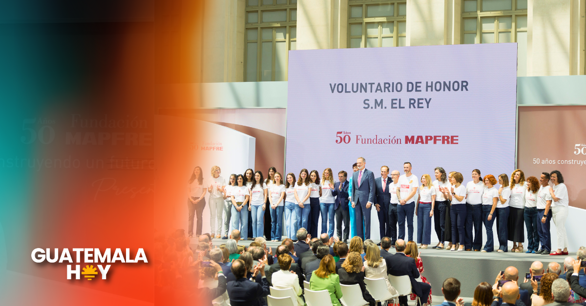Evento del 50 aniversario de Fundación MAPFRE en Guatemala, donde se distingue al “Voluntario de Honor S.M. EL REY” ante una audiencia institucional.
